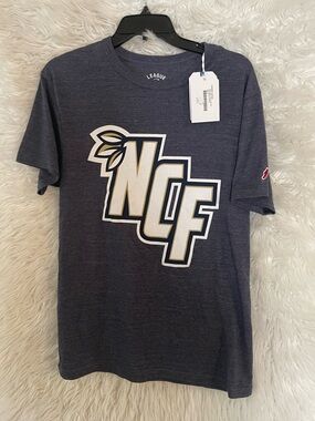 New College Of Florida League NWT Men’s Victory Falls Short Sleeve T-Shirt.
M